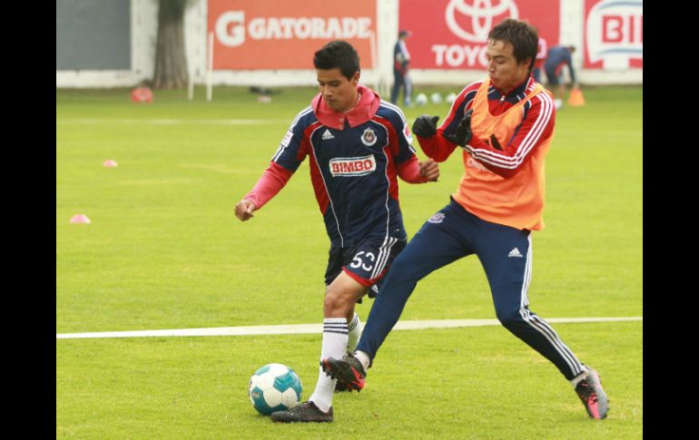 El conjunto rojiblanco vio esta mañana un video motivacional. En la foto, Erick Torres (d), quien estaría en el cuadro titular.  /