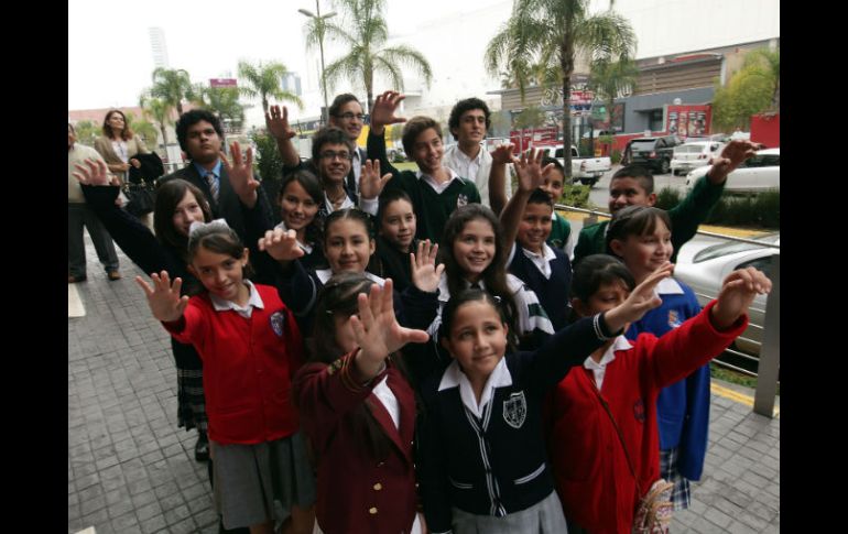 Alumnos reconocidos afuera del hotel México Plaza Guadalajara, avenida Real Acueducto 360, colonia Puerta de Hierro.  /