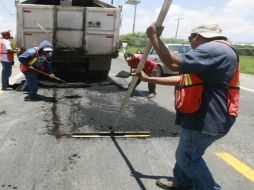 Para el bacheo, el ayuntamiento contempla 13 frentes, como las zonas de Oblatos, Olímpica, Tetlán y Centro. ARCHIVO  /