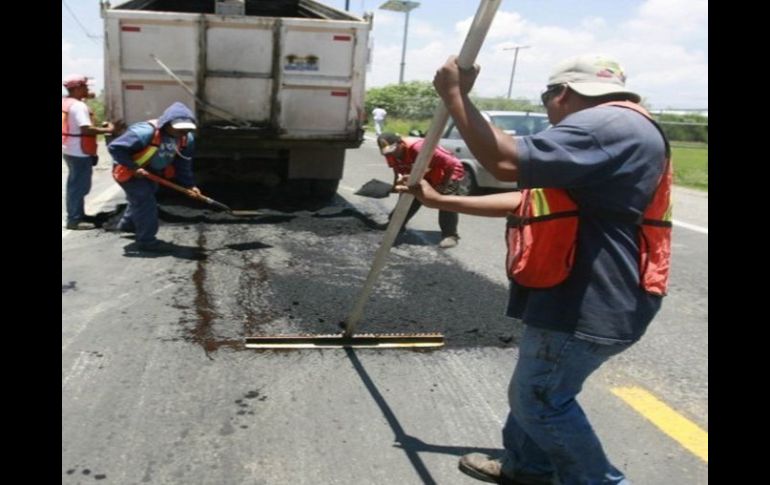 Para el bacheo, el ayuntamiento contempla 13 frentes, como las zonas de Oblatos, Olímpica, Tetlán y Centro. ARCHIVO  /