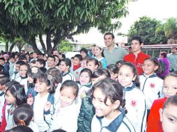 Rafael Márquez estuvo de visita en la escuela “Jaime Torres Bodet”, donde leyó a los niños.  /