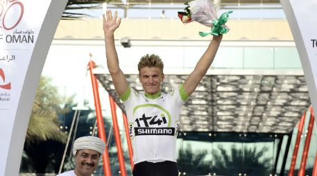 El ciclista celebra en el podio la victoria conseguida en la tercera etapa de Omán, 144.5 kilómetros, entre Al Awabi y Muscat. EFE  /