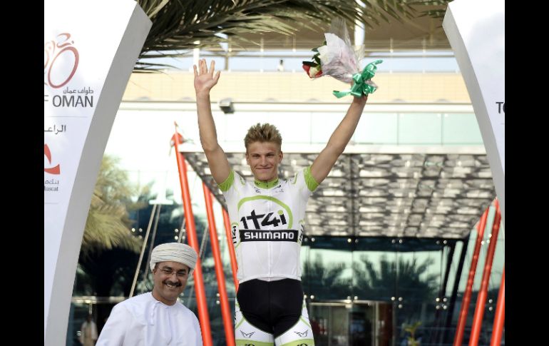 El ciclista celebra en el podio la victoria conseguida en la tercera etapa de Omán, 144.5 kilómetros, entre Al Awabi y Muscat. EFE  /