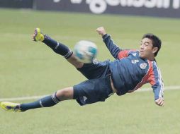 Marco Fabián, durante el entrenamiento de Chivas ayer en el Estadio Omnilife.  /