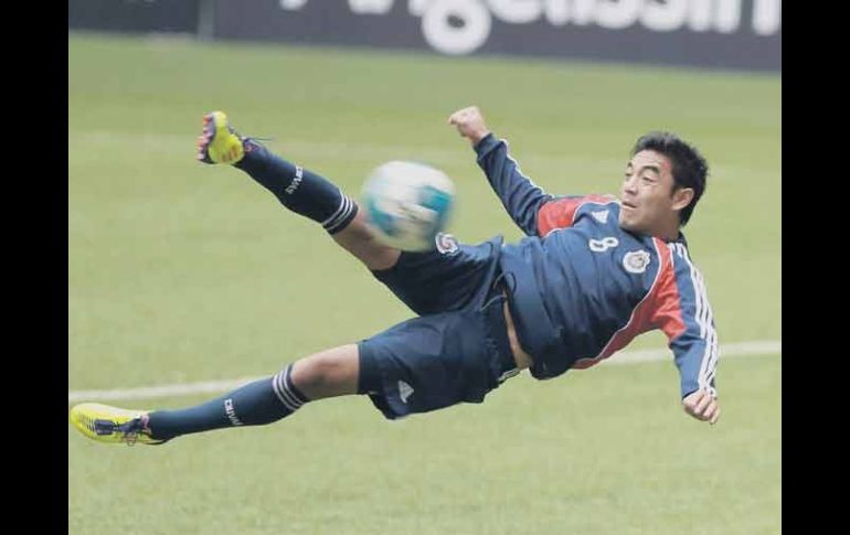 Marco Fabián, durante el entrenamiento de Chivas ayer en el Estadio Omnilife.  /