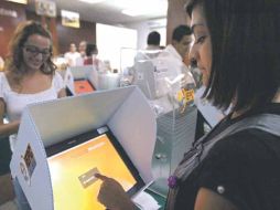 La urna electrónica emite desde el voto hasta el envío de datos a la central que aglutina los resultados.  /