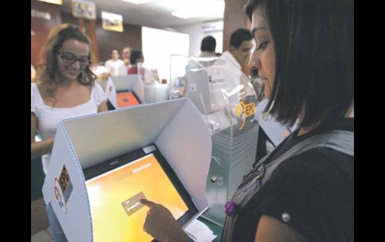 La urna electrónica emite desde el voto hasta el envío de datos a la central que aglutina los resultados.  /