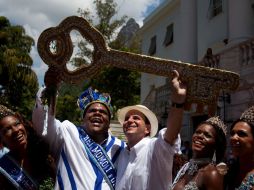 El alcalde de Río de Janeiro, Eduardo Paes, le entrega la llave de la ciudad al Rey Momo. AP  /