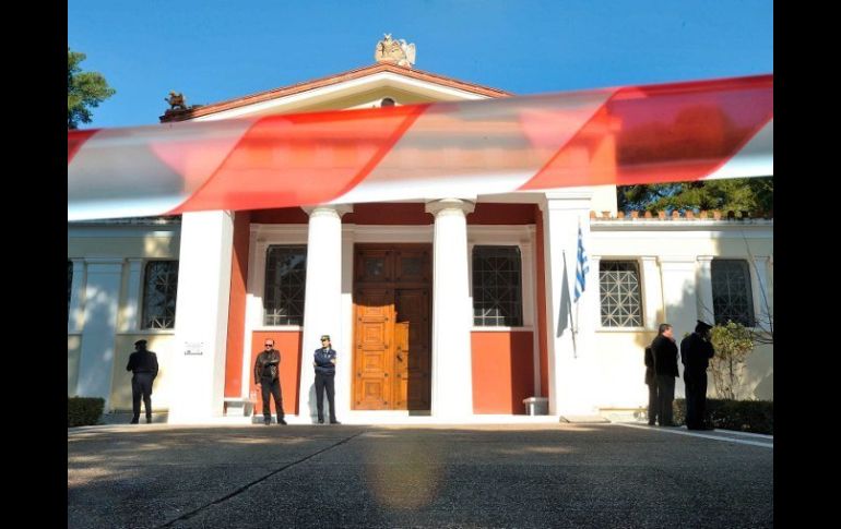 Cordón policial frente al museo de Olimpia, tras el asalto y robo de piezas de inapreciable valor. EFE  /