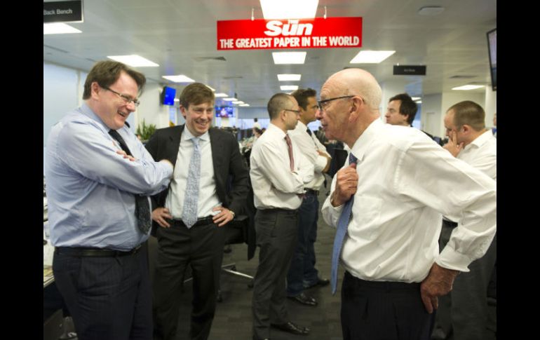 Rupert Murdoch hablando con el personal durante una visita a la sala de prensa de The Sun. AP  /