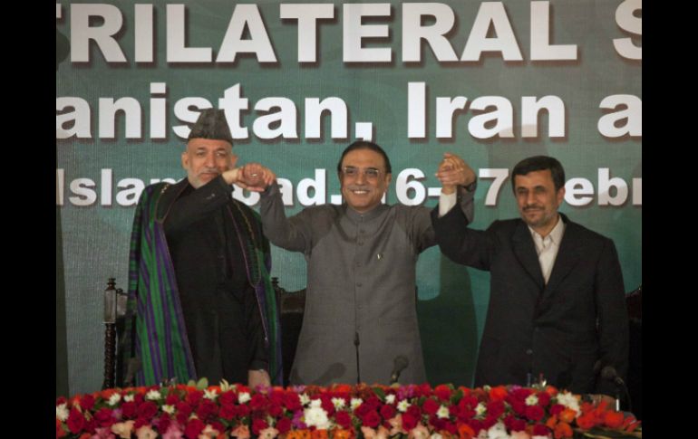 El presidente de Afganistán Hamid Karzai (L), el de Pakistán, Asif Ali Zardari (C) y el presidente Ahmadinejad en una conferencia. REU  /