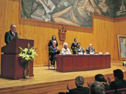 Autoridades universitarias durante el homenaje a Jorge Matute Remus en el Paraninfo. ESPECIAL  /