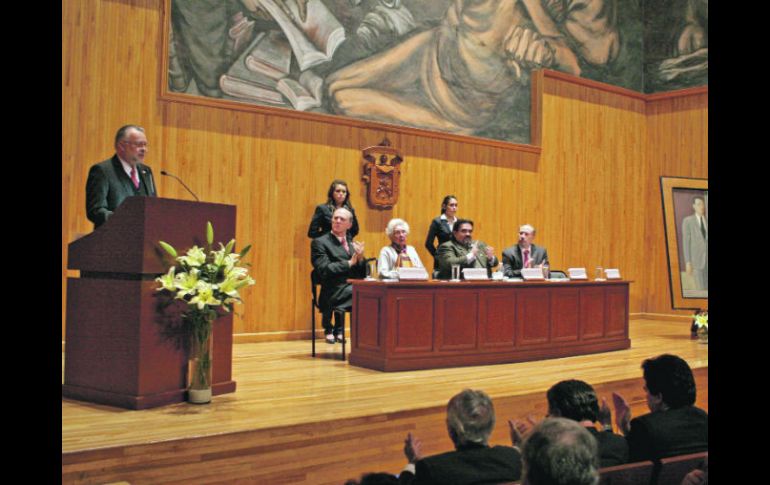 Autoridades universitarias durante el homenaje a Jorge Matute Remus en el Paraninfo. ESPECIAL  /