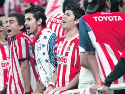 Los aficionados de Chivas sufren por el mal paso del equipo.  /