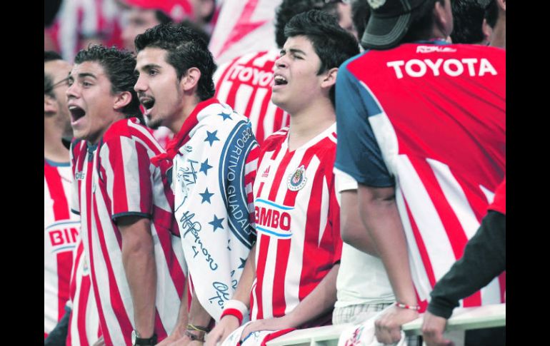 Los aficionados de Chivas sufren por el mal paso del equipo.  /