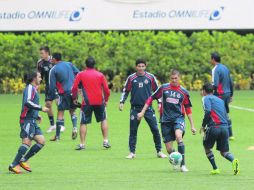 “Chatón” Enríquez (centro) conduce un balón durante el entrenamiento del equipo en el Omnilife.  /