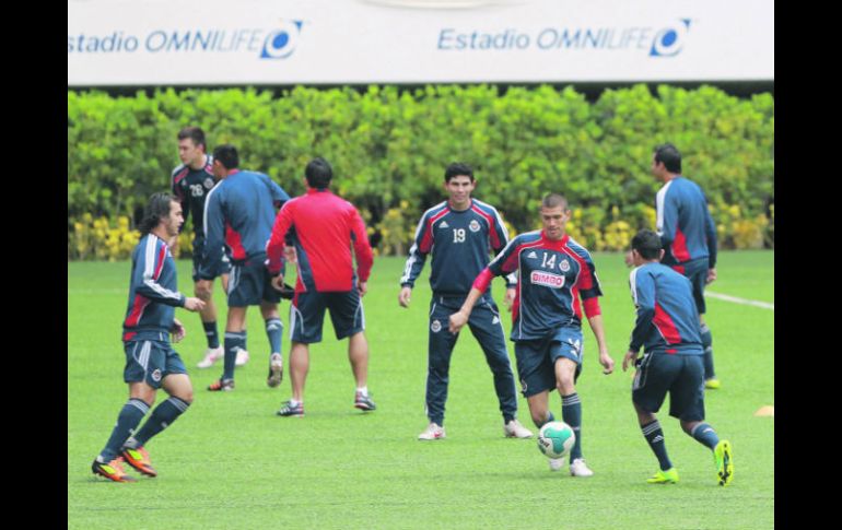 “Chatón” Enríquez (centro) conduce un balón durante el entrenamiento del equipo en el Omnilife.  /