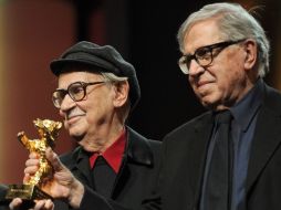 Vittorio y Paolo Taviani posan con el Oso de Oro conseguido en el Festival de Cine de Berlín. AFP  /