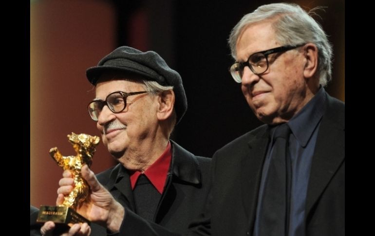 Vittorio y Paolo Taviani posan con el Oso de Oro conseguido en el Festival de Cine de Berlín. AFP  /