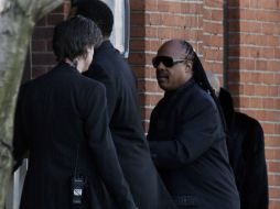 Stevie Wonder a su llegada a la iglesia baptista Nueva Esperanza, donde se realiza el funeral de Whitney Houston. AP  /