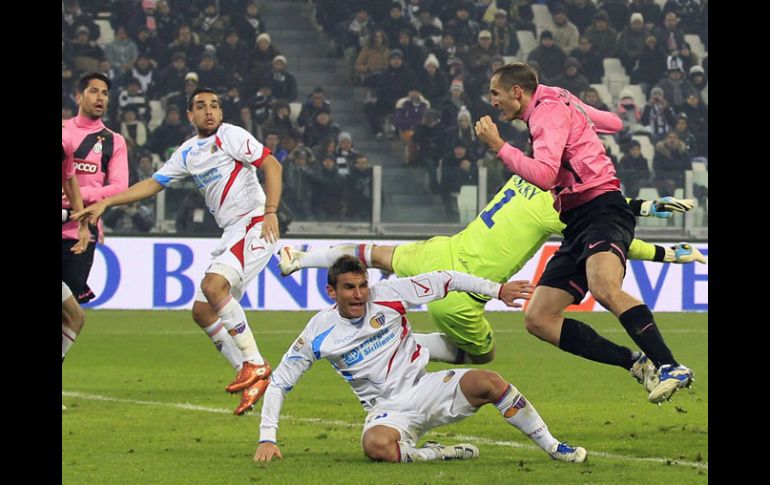 Giorgio Chiellini (der.) anoto el segundo gol de la Juventus. REUTERS  /