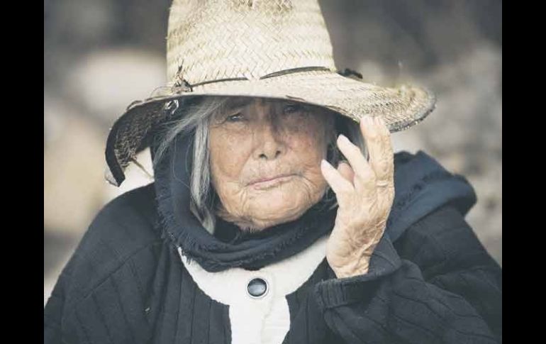 Anciana y con apenas servicios básicos, Isabel (83 años) sobrevive a la sequía en un rancho cercano a Unión de San Antonio.  /