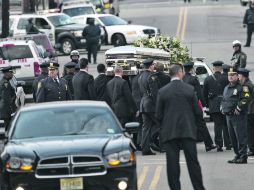 El servicio fúnebre de la artista fue resguardado por la Policía para conservar el orden ante la presencia de seguidores. AFP  /