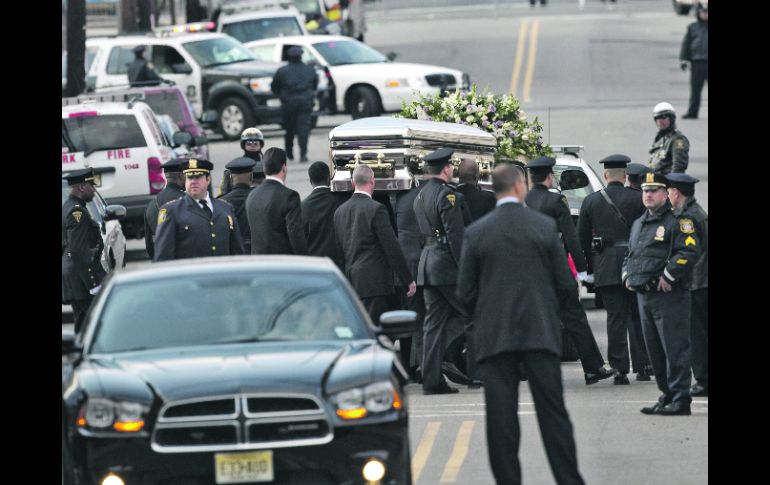 El servicio fúnebre de la artista fue resguardado por la Policía para conservar el orden ante la presencia de seguidores. AFP  /