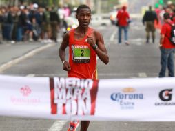 El deportista se perfiló en solitario a su victoria a partir del kilómetro 8.  /