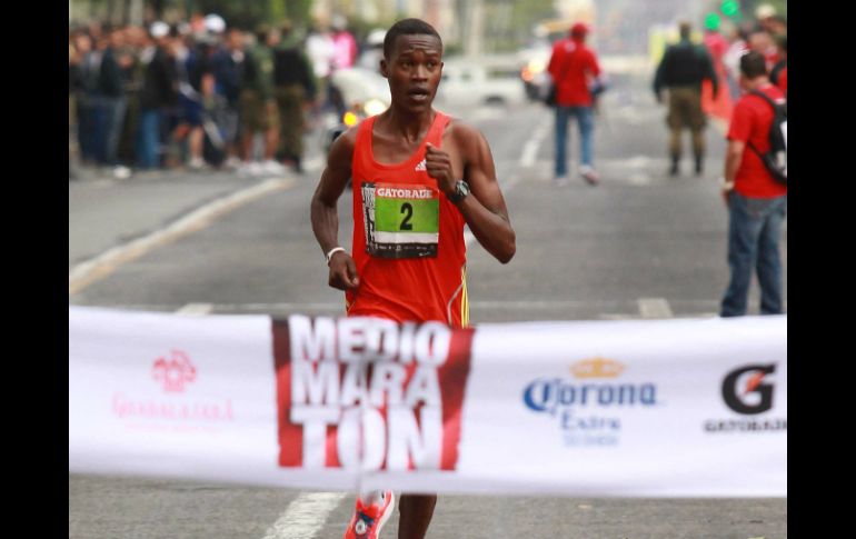 El deportista se perfiló en solitario a su victoria a partir del kilómetro 8.  /