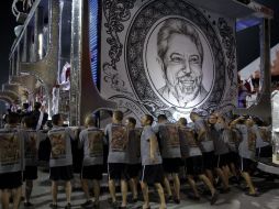 Obreros conducen la carroza con un dibujo de la imagen del expresidente brasileño Luiz Inácio Lula da Silva. EFE  /