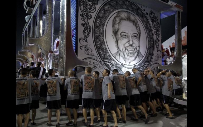 Obreros conducen la carroza con un dibujo de la imagen del expresidente brasileño Luiz Inácio Lula da Silva. EFE  /