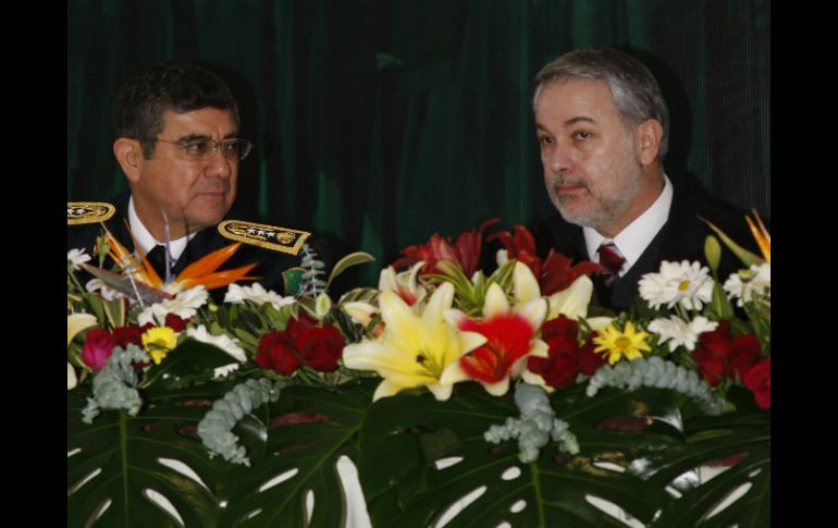 El comandante, Genaro Fausto Lozano (i), junto a Emilio González, quien acudió a la conmemoración. ARCHIVO  /