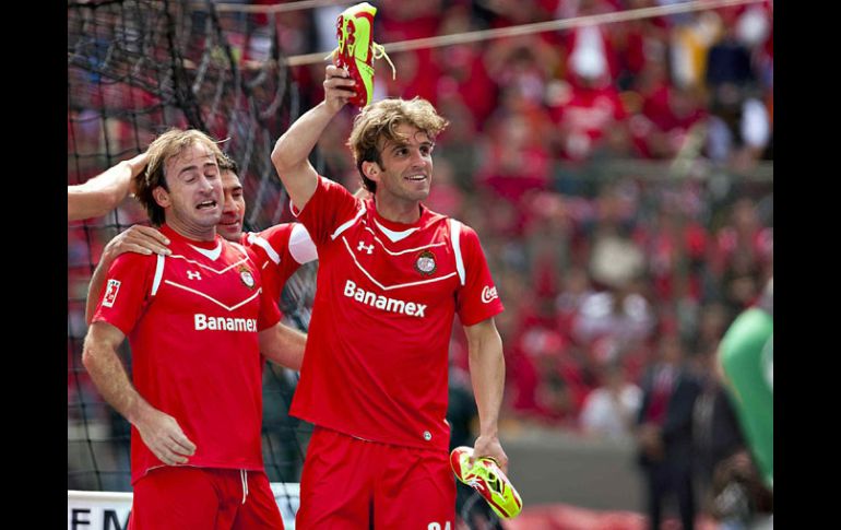 Iván Alonso (der.) celebra su octavo gol en el campeonato. MEXSPORT  /