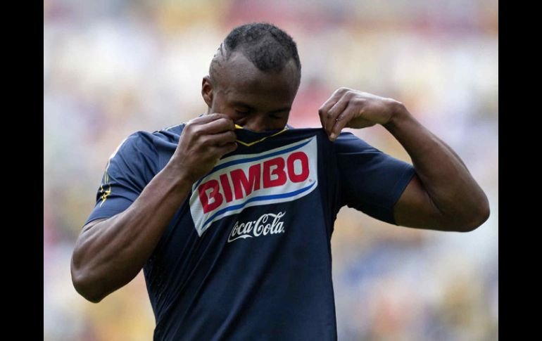 Christian Benítez besa la playera del América luego de su gol. MEXSPORT  /