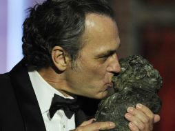 José Coronado besa su Goya al mejor actor por su papel en la película ''No habrá paz para ellos habra mal''. AFP  /