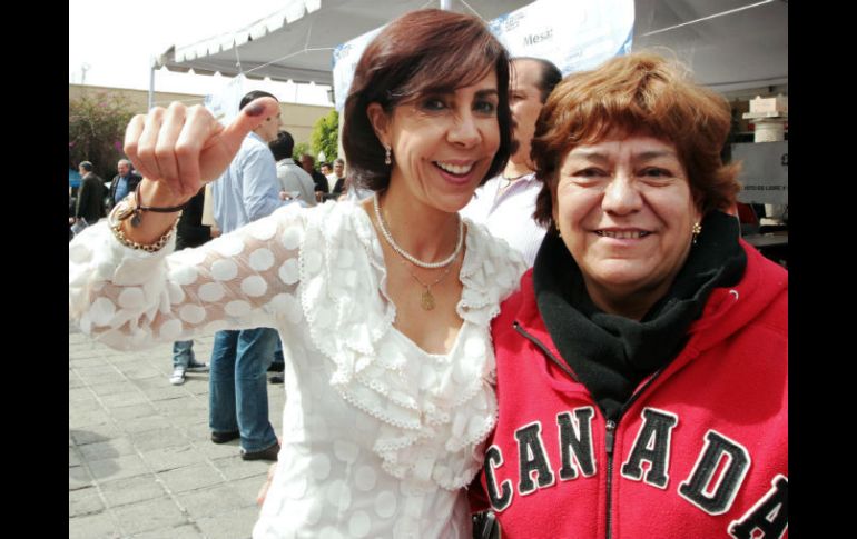 Maricarmen Mendoza en la casilla del PAN en Zapopan, frente a la presidencia municipal de esa ciudad.  /