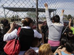 Familiares de los reclusos permanecen afuera del penal, esperando informes.REUTERS  /