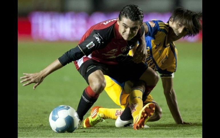 Arturo Paganoni (i) durante juego del sábado ante Tigres. MEXSPORT  /