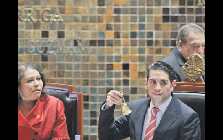 El presidente de la Mesa Directiva del Congreso, Enrique Aubry, durante la sesión del pleno celebrada ayer en el Legislativo.  /