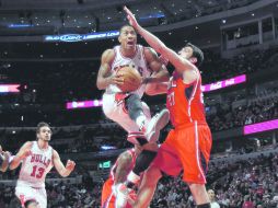 Tan pronto regresó, Derrick Rose hizo jugadas de fantasía ante los Hawks de Atlanta. AFP  /