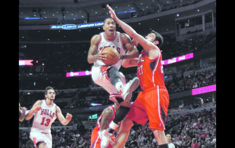 Tan pronto regresó, Derrick Rose hizo jugadas de fantasía ante los Hawks de Atlanta. AFP  /