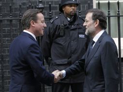 David Cameron (I), saluda al presidente del Gobierno español, Mariano Rajoy, en las puertas de Downing Street. EFE  /