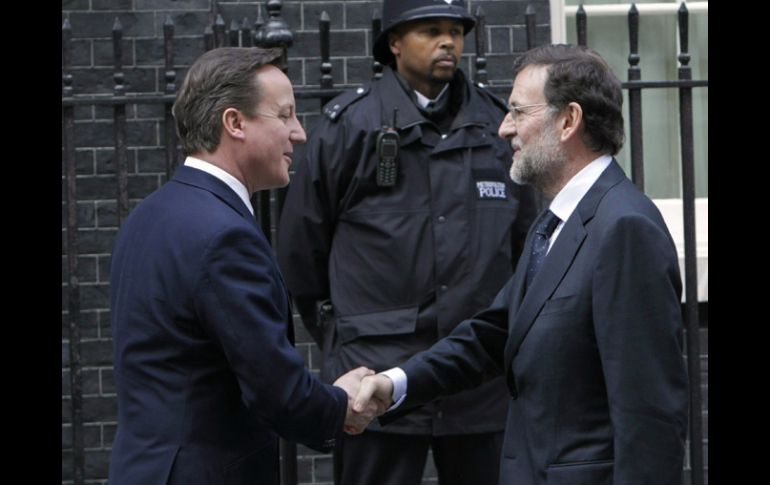 David Cameron (I), saluda al presidente del Gobierno español, Mariano Rajoy, en las puertas de Downing Street. EFE  /