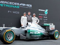 Un cuarteto que promete: Nico Rosberg, Ross Brawn, Michael Schumacher y el Mercedes 2012. REUTERS  /