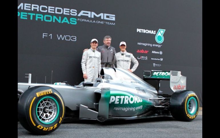 Un cuarteto que promete: Nico Rosberg, Ross Brawn, Michael Schumacher y el Mercedes 2012. REUTERS  /