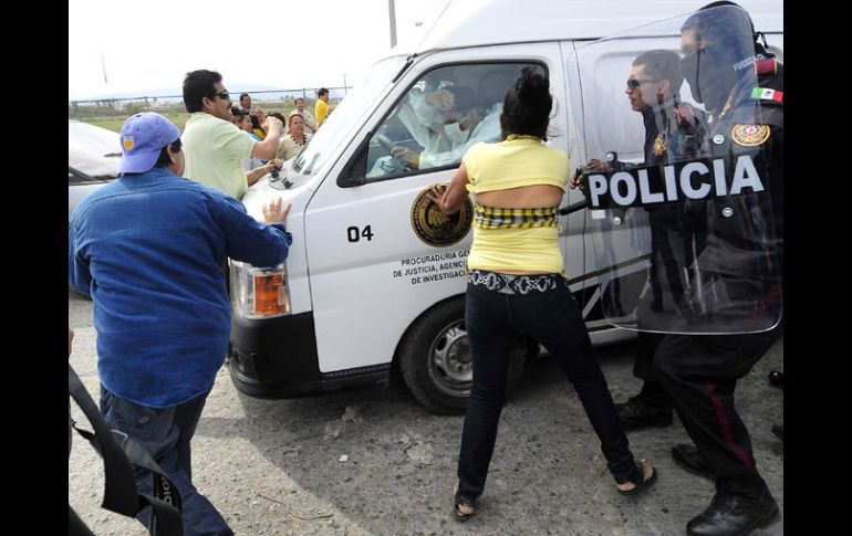 Familiares de reos del penal de Apodaca, chocan con la policía tras no obtener información. ARCHIVO  /