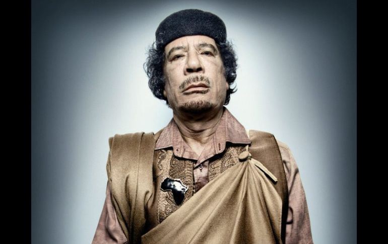 ''Gadhafi, que exhalaba poder y desafío en su mirada'' da pie a reflexiones. EFE  /