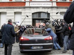 Momento en el que Strauss-Kahn arriba a la Gendarmería de Lille para ser interrogado. REUTERS  /