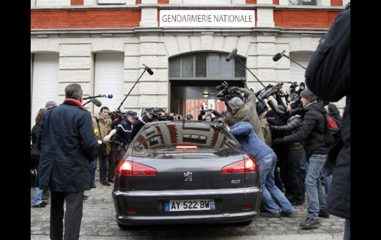 Momento en el que Strauss-Kahn arriba a la Gendarmería de Lille para ser interrogado. REUTERS  /